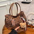 Secchiello vintage leopardato in pelle scamosciata con manici marroni e ciondolo orso - Marrone Con Ciondolo A Orso