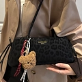 Borsa sottobraccio leopardata nera con ciondolo a orsetto e dettagli in corda intrecciata - Nero (Con Ciondolo a Orso)