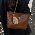 Bolso tote de cuero sintético marrón oscuro con colgante de osito y placa de metal - Marrón Con Colgante Perro Marrón