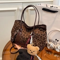 Borsa tote retrò con stampa leopardata in pelle scamosciata con manici marroni e ciondolo - Caffè Con Ciondolo A Orso