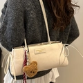 Borsa sottobraccio crema con zip dorata e ciondolo a forma di orsetto marrone - Bianco Crema (Con Ciondolo a Orso)