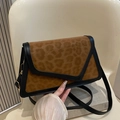 Borsa a tracolla leopardata con trama in finta pelliccia marrone e finiture in pelle - Marrone