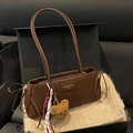 Borsa sottobraccio marrone opaca con fiocco e ciondolo a orsetto in scatola regalo - Caffè (Con Ciondolo a Orso)