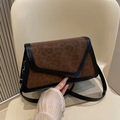 Borsa a tracolla leopardata con finiture in pelle nera e dettagli in metallo oro - Marrone