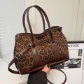 Borsa a secchiello retrò maculata in pelle sintetica marrone con tracolla regolabile - Caffè Senza Ciondolo