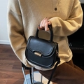 Borsa a sella nera classica con serratura cilindrica dorata e tracolla regolabile - Nero