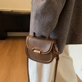 Borsa a sella in pelle marrone scuro con fibbia dorata e tracolla regolabile - Marrone