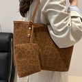 Sac fourre-tout à imprimé léopard marron en daim avec une petite pochette assortie - Marron