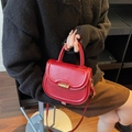 Borsa a sella classica in pelle rossa con chiusura girevole dorata e manico da donna - Rosso