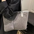 Sac cabas chic à imprimé léopard gris avec petite pochette et détails dorés élégants - Gris