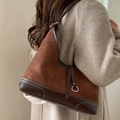 Borsa tote vintage in pelle scamosciata marrone con cuciture a contrasto e anello in metallo - Marrone