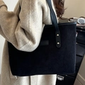Borsa tote nera in velluto a coste con cinturini in pelle per uno stile casual chic - Nero