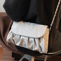 Borsa a nuvola arricciata grigio argento con trama metallica e catena in argento - Argento