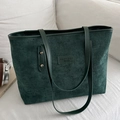 Borsa tote in velluto a coste verde scuro con manici in pelle e rivetti dorati eleganti - Verde