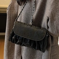 Borsa a nuvola nera retrò con texture increspata e catena d'argento su cappotto marrone - Nero