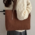 Borsa tote in velluto a coste marrone con tracolle in pelle per l'inverno chic - Marrone