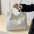 Bolso tote de tweed chic blanco crema con colgante de lazo de perlas y oro - Blanco con colgante