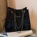 Elegante borsa tote in velluto nero trapuntato con catena dorata e motivo a rombi - Nero