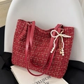 Bolso tote de tweed burdeos con costuras doradas, correas de cuero y lazo de perlas - Rojo con Colgante