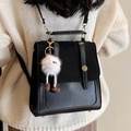 Minimalistischer schwarzer Kunstlederrucksack mit Wildlederklappe und Plüschtier-Anhänger - Schwarz Mit Weißem Langbeinigem Elfenanhänger