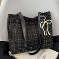 Bolso tote de tweed negro y dorado con colgante de lazo de perlas y correas de cuero - Negro Con Colgante De Conejo