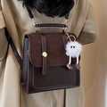 Dunkelbrauner Vintage-Rucksack mit Samtklappe und weißem Plüschball-Anhänger - Kaffee Mit Weißem Langbeinigem Elfenanhänger