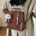 Brauner Vintage Rucksack Damen mit Samt Patchwork und Plüschmonster Anhänger - Braun Mit Weißem Langbeinigem Elfenanhänger