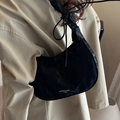 Modieuze zwarte hobo-tas met textuur, knoopriem en trendy halve maan vormig design - Zwart