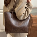Bolso tote retro grande de cuero sintético marrón oscuro con textura vintage - Marrón