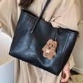 Große schwarze Leder-Tote-Bag mit Modeaufdruck und braunem Plüschbär-Anhänger - Schwarz Mit Braunem Welpenanhänger