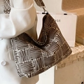 Große geometrische Tragetasche in Kaffee und Beige mit stylischem Jacquard-Schultergurt - Braun