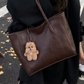 Dunkelbraune große Tote Bag aus Vintage-PU-Leder mit süßem Plüschbär-Anhänger - Kaffee Mit Braunem Welpenanhänger