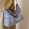 Blau-weiße geometrisch gestreifte Hobo-Tasche mit verstellbarem Gurt am Modell - Blau