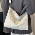 Minzgrüne Jacquard-Einkaufstasche mit breitem Gurt und geometrischen Mustern an der Schulter - Grün