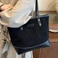 Große schwarze gesteppte Shopper-Tasche aus Wildleder mit modischem Emblem-Detail - Schwarz