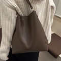 Minimalistische dunkelbraune Eimer-Tasche aus Leder mit passendem Schultergurt - Braun