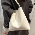 Minimalistische cremeweiße Hobo-Tasche aus Leder für Damen mit breitem Schultergurt - Weiß