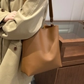 Minimalistische braune Tragetasche aus Kunstleder mit mattem Finish und breitem Gurt - Braun