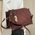 Braune Stepptasche mit Vintage-Nähten und goldenem Metalldrehverschluss für Damen - Braun