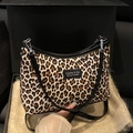 Tragetasche mit Leopardenmuster, schwarzen Lederbesätzen und eleganter Kurvenform - Leopard Khaki
