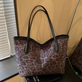 Grote shopper met grijs-paarse luipaardprint en zwarte leren handvatten voor dames - Zwart