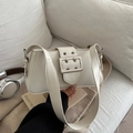 Bolso de hombro beige con gran hebilla plateada doble y correa ancha de estilo francés - Blanco