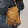 Bolso bandolera bohemio amarillo mostaza con flecos y tachuelas con joya vintage - Marrón