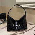 Borsa a spalla minimalista in pelle verniciata nera con fibbia metallica decorativa - Nero