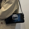 Bolso de hombro minimalista en cuero PU negro con gran hebilla metálica plateada - Negro