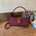 Bolso de hombro minimalista en terciopelo granate con hebilla de metal dorado chic - Rojo