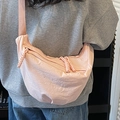 Borsa a tracolla a mezzaluna rosa in nylon con tracolla larga e tirazip intrecciati - Rosa