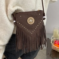 Bolso bandolera vintage marrón oscuro con flecos, tachuelas y estilo bohemio - café