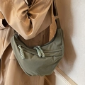 Borsa a mezzaluna verde oliva con cerniera intrecciata e tracolla regolabile - Verde