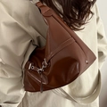 Borsa a tracolla marrone minimalista in finta pelle lucida con dettagli metallici - Cuoio